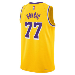 Lakers Dončić 77