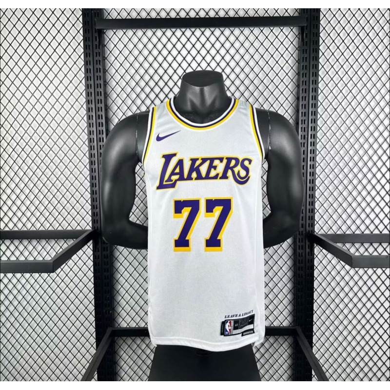 Lakers Dončić 77